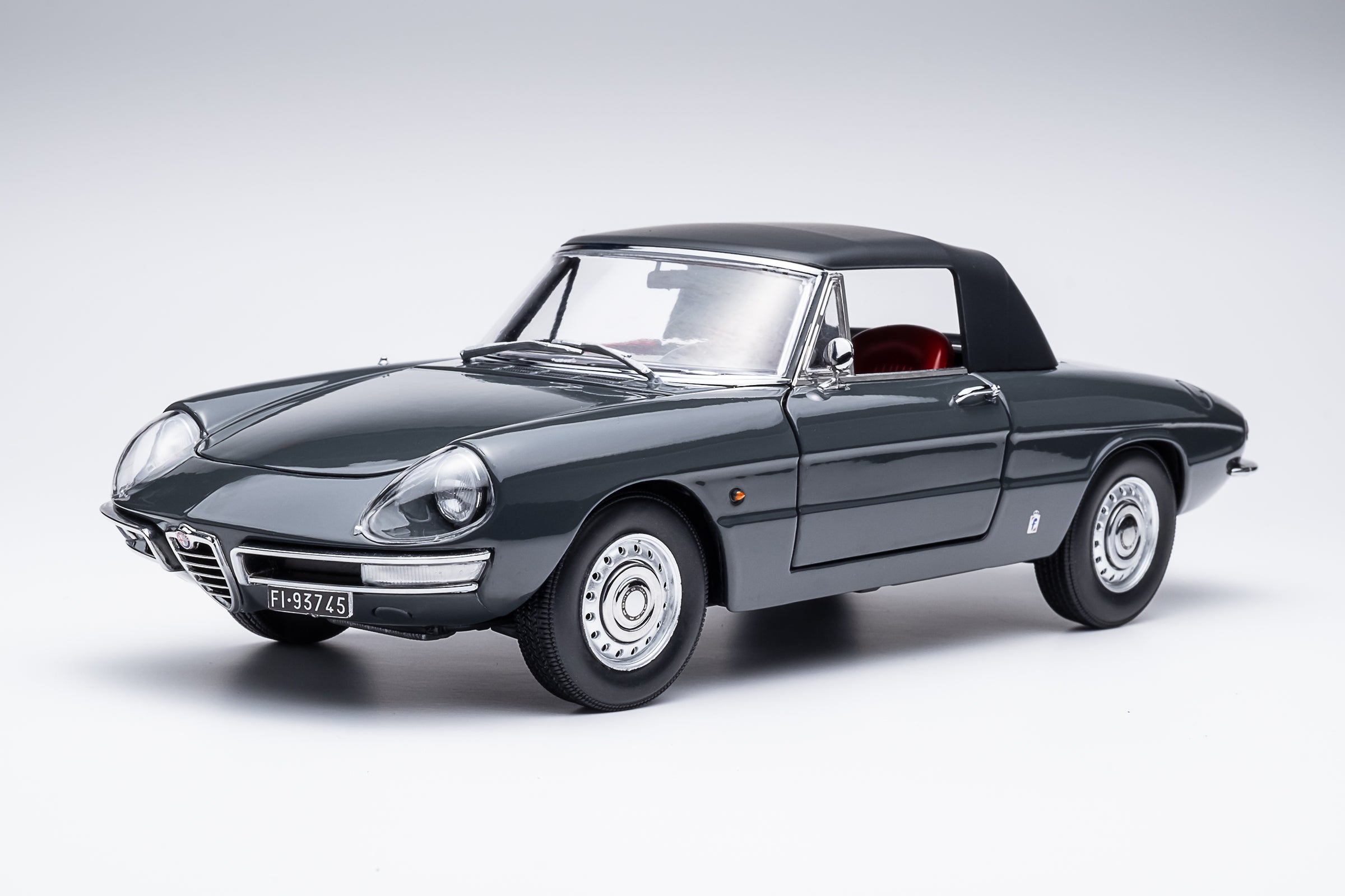 Alfa Romeo 1600 Duetto Spider 1966 - graphite 1:18 – Thomas
