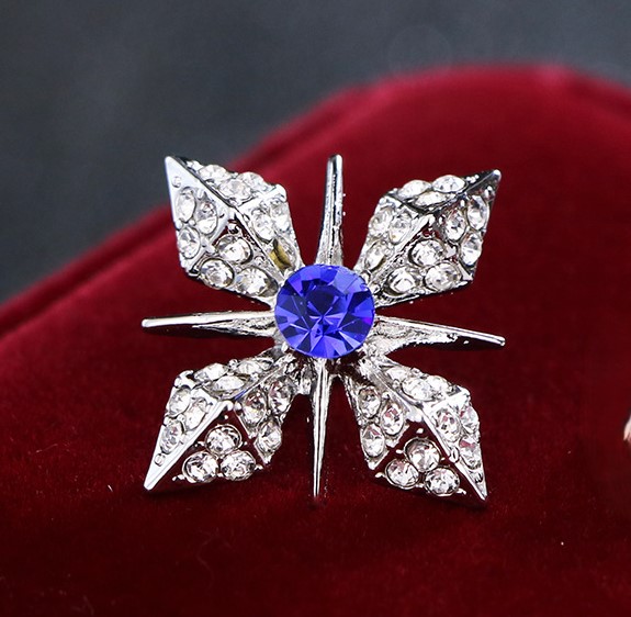 SWAROVSKI】ピンバッジ タックピン スワールデザイン 結び目 美品