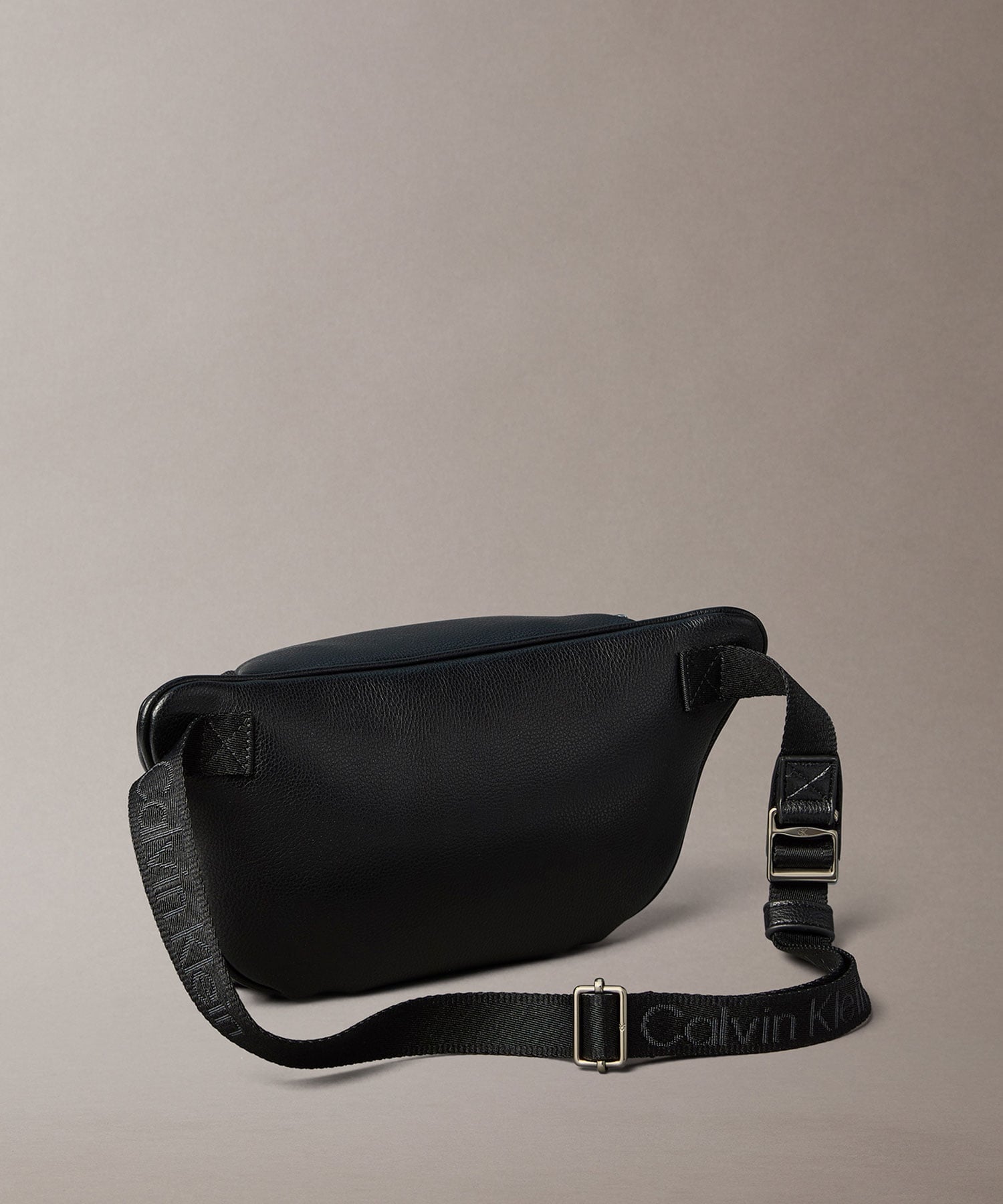 Calvin Klein｜(M)【公式ショップ】 カルバンクライン クロスボディ