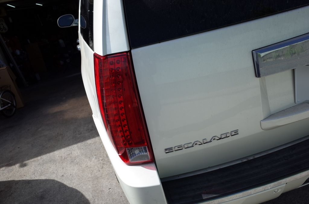 キャデラック 07エスカレードのテールランプ日本仕様改善 | トレード