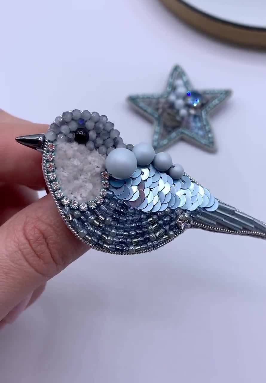 青い鳥のブローチ：ビーズのフィンチピン、地金ワイヤー刺繍 - Etsy 日本