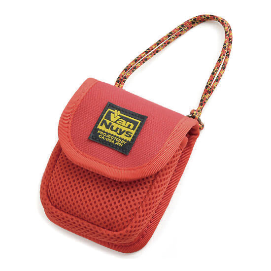 D705：柔らか素材のふわふわイヤフォンケース | バンナイズ | 鞄は