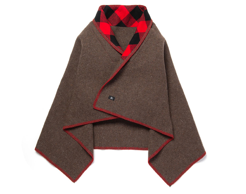 希少なウールを贅沢に使用したウールリッチの新作ケープで、プラスαの