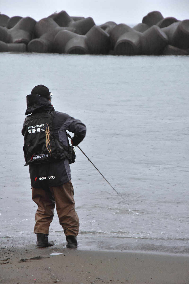 サーフのウキフカセ入門！ 砂利浜で渚のクロダイ釣り 後編 | つり人