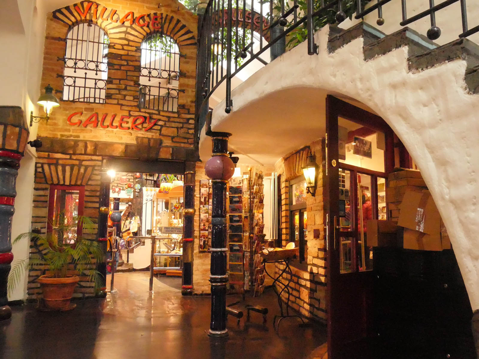 フンデルトヴァッサー・ヴィレッジ/ Hundertwasser Village|フェイス