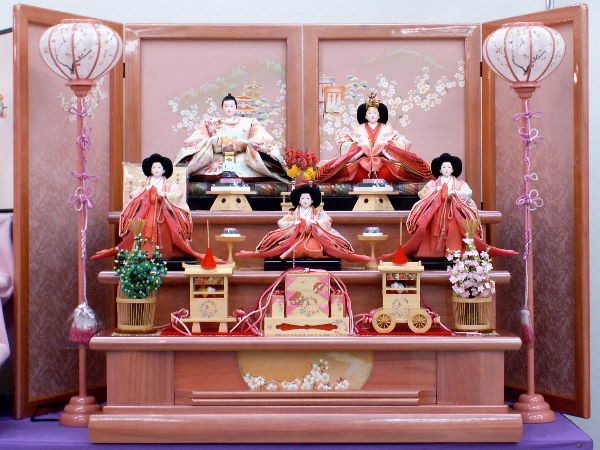 ピンクでコーディネートした豪華な三段飾り！上品なお顔で衣装もグー