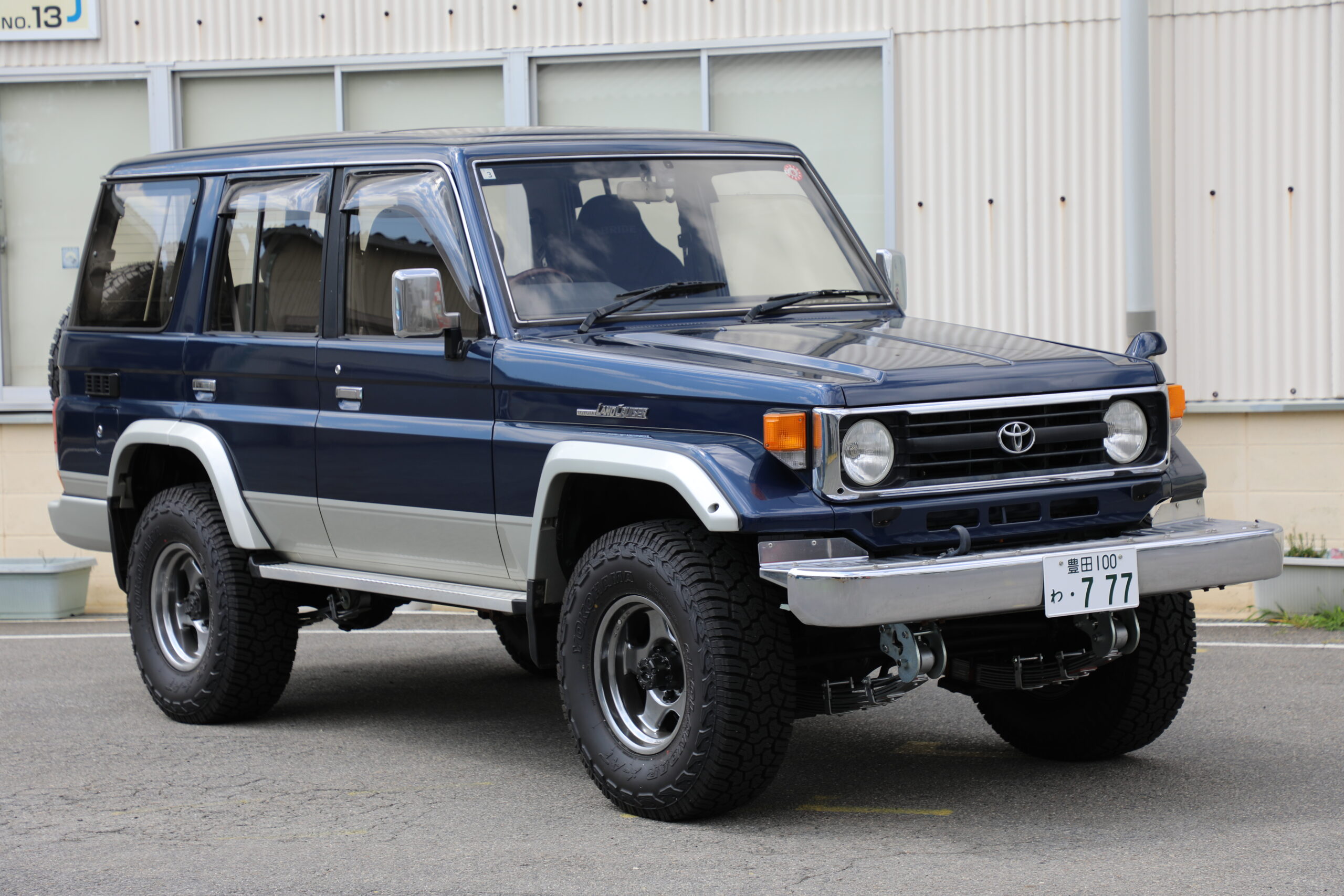 Vintage Club by KINTOのランドクルーザー70にBRADLEY Vを装着いただい