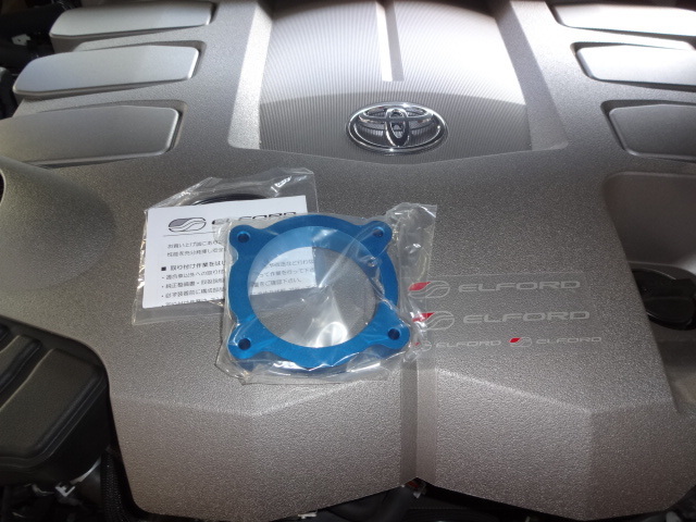 トヨタ ランドクルーザー200にスロットルスペーサー取付 ／ エル