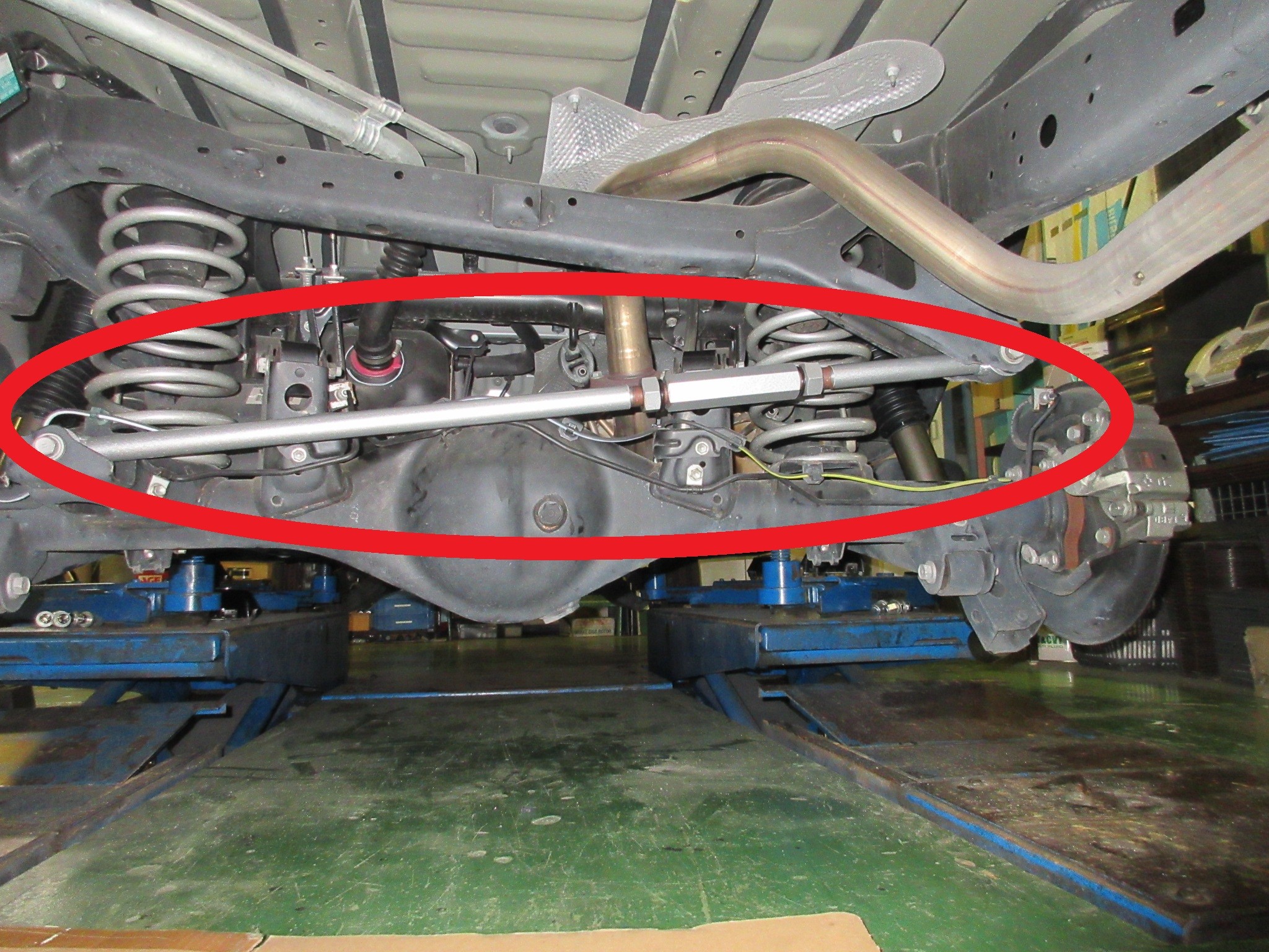 サスペンションキットでリフトアップ＋ラテラルロッドでホーシング位置