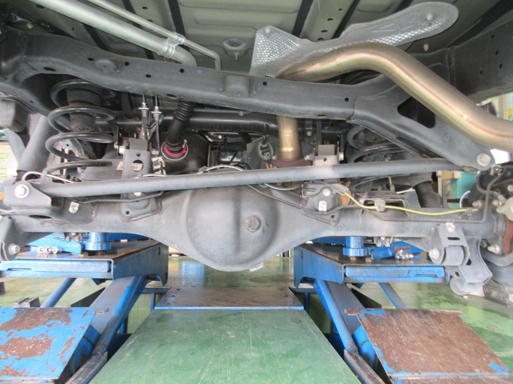 サスペンションキットでリフトアップ＋ラテラルロッドでホーシング位置