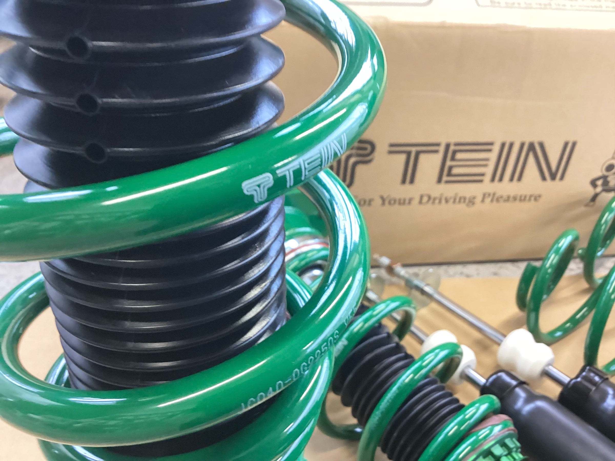 プリウス ZVW30 TEIN車高調取り付けます！ | トヨタ プリウス 足まわり