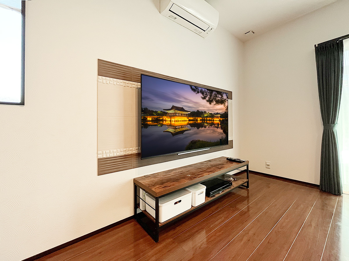 三重県鈴鹿市でエコカラットが貼られた壁面に東芝レグザ65インチテレビ