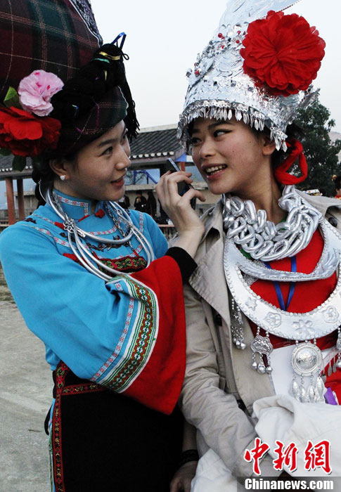 首届中国少数民族模特大赛精彩纷呈-中新网