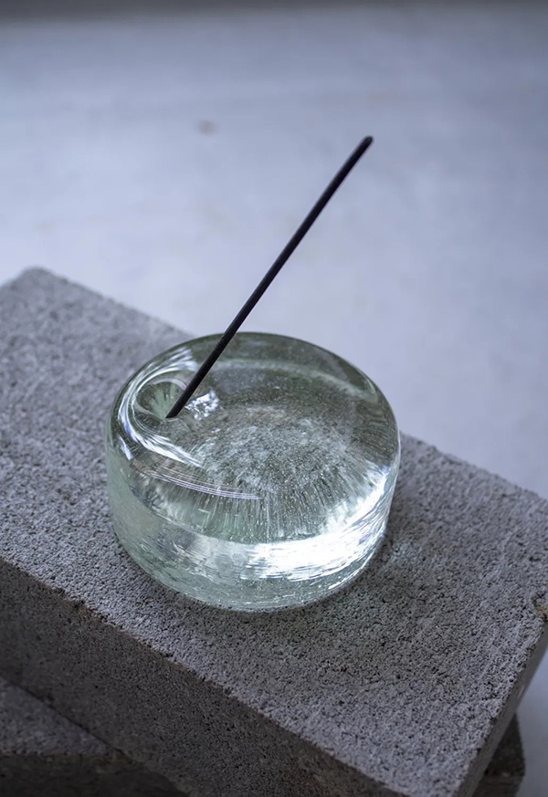 wa/ter / ウォーター】INCENSE STAND 90φ / blue greyの商品詳細ページ