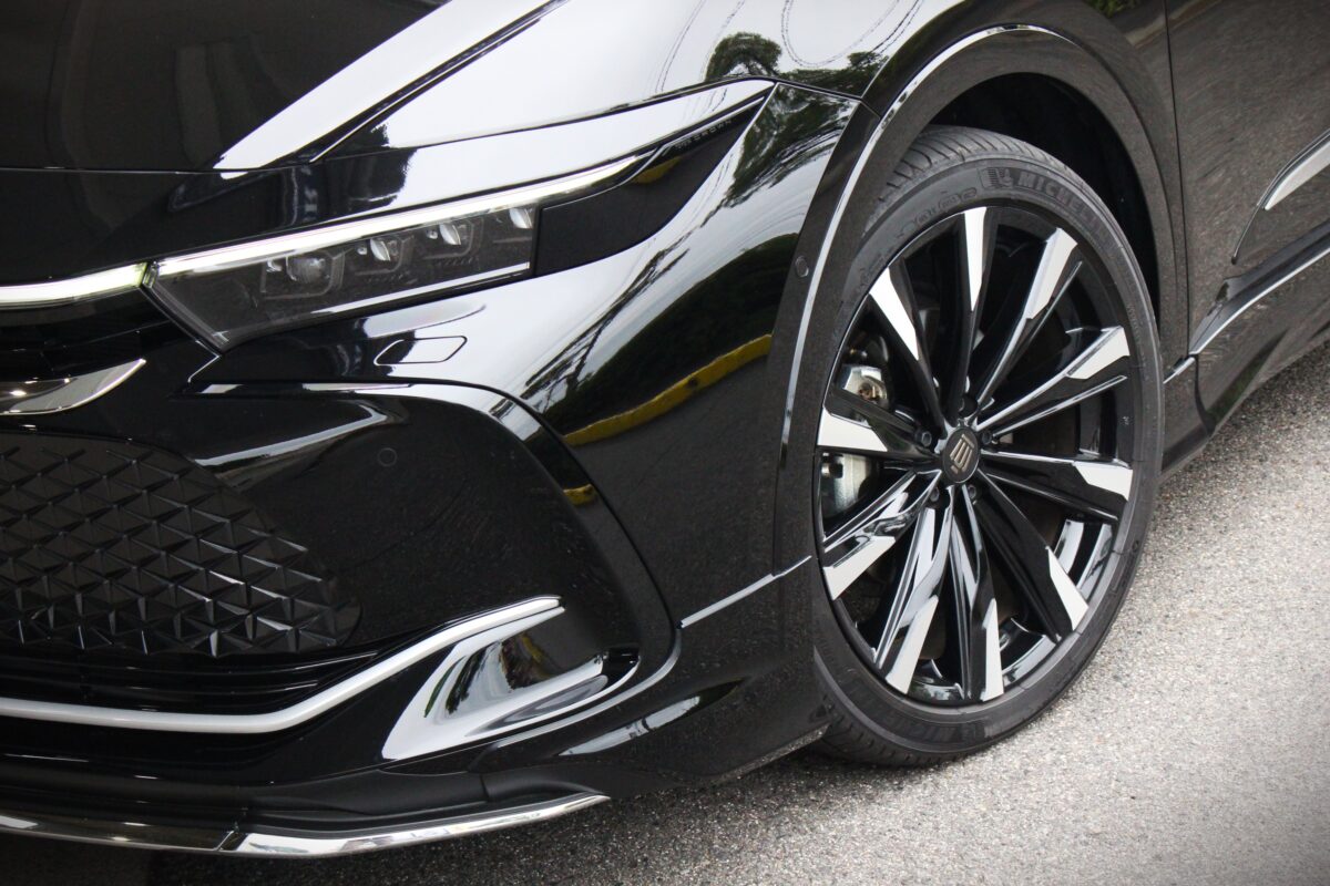 クラウンクロスオーバー にスタッドレスタイヤ。19インチホイールと225