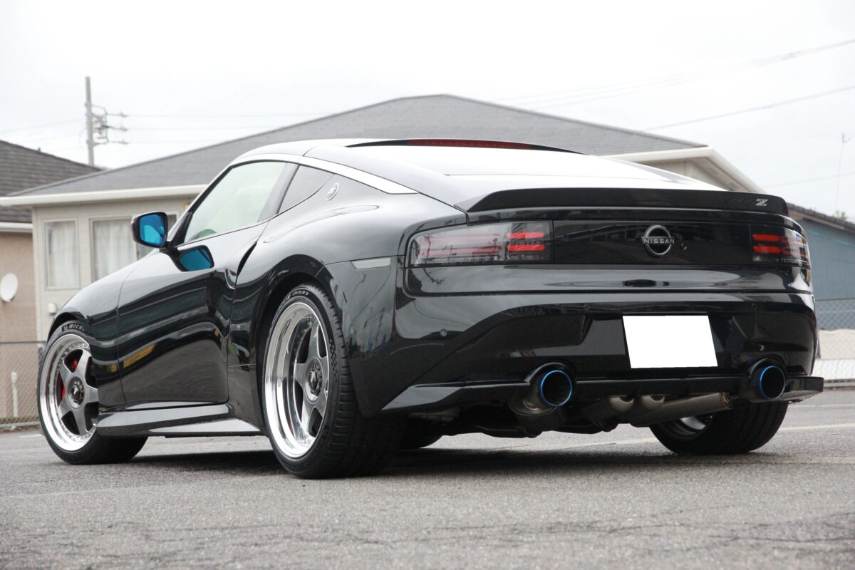 ローダウン済みのフェアレディZ（RZ34）にリヤはリム深度100mmオーバー