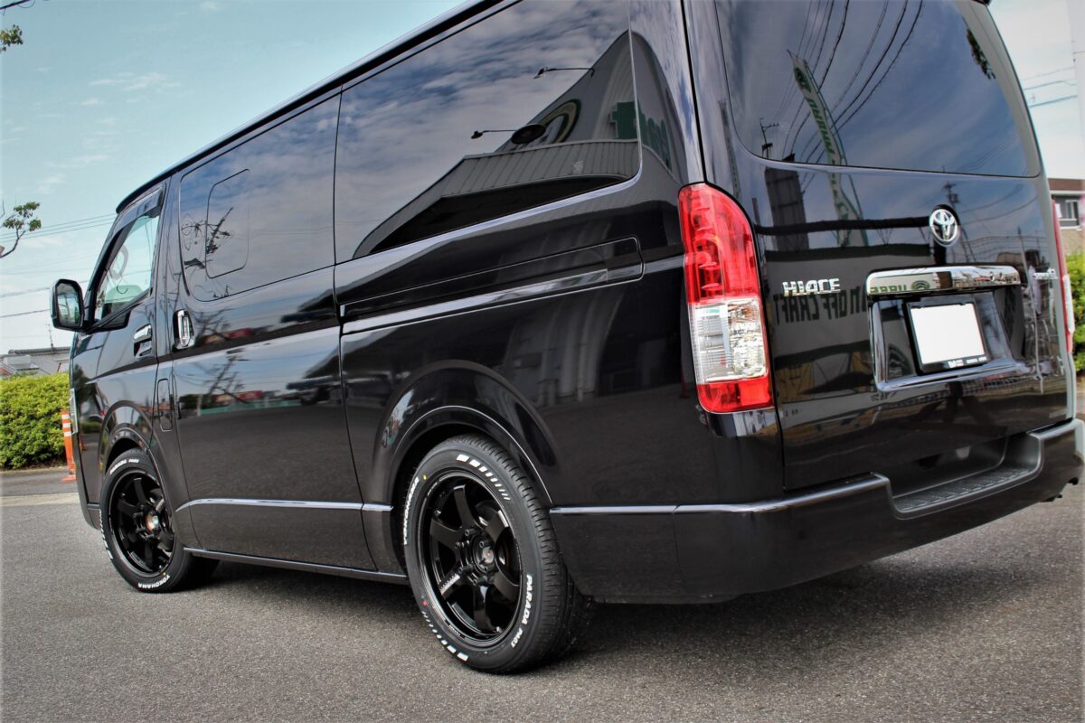 ハイエースにTE37という選択。18インチホワイトレターで箱カスタムを