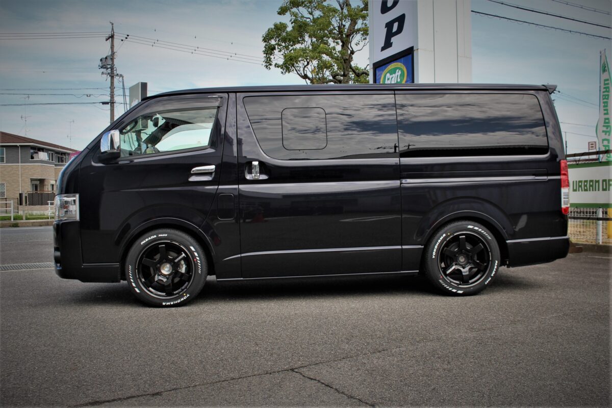 ハイエースにTE37という選択。18インチホワイトレターで箱カスタムを