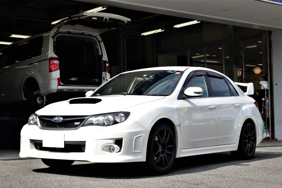 インプレッサSTIに8.5Jのエモーション極の18インチをツライチ装着