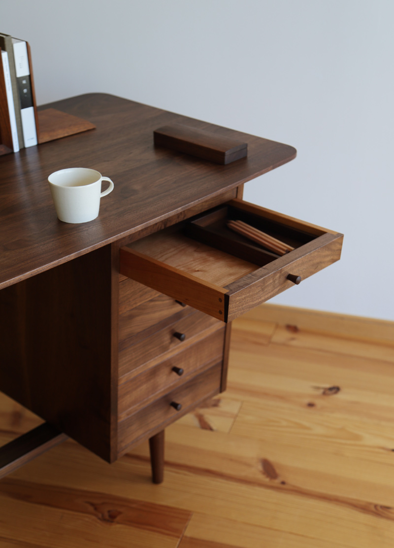 ウォールナット無垢材のライティングデスク（片袖机） D-86(幅140cm