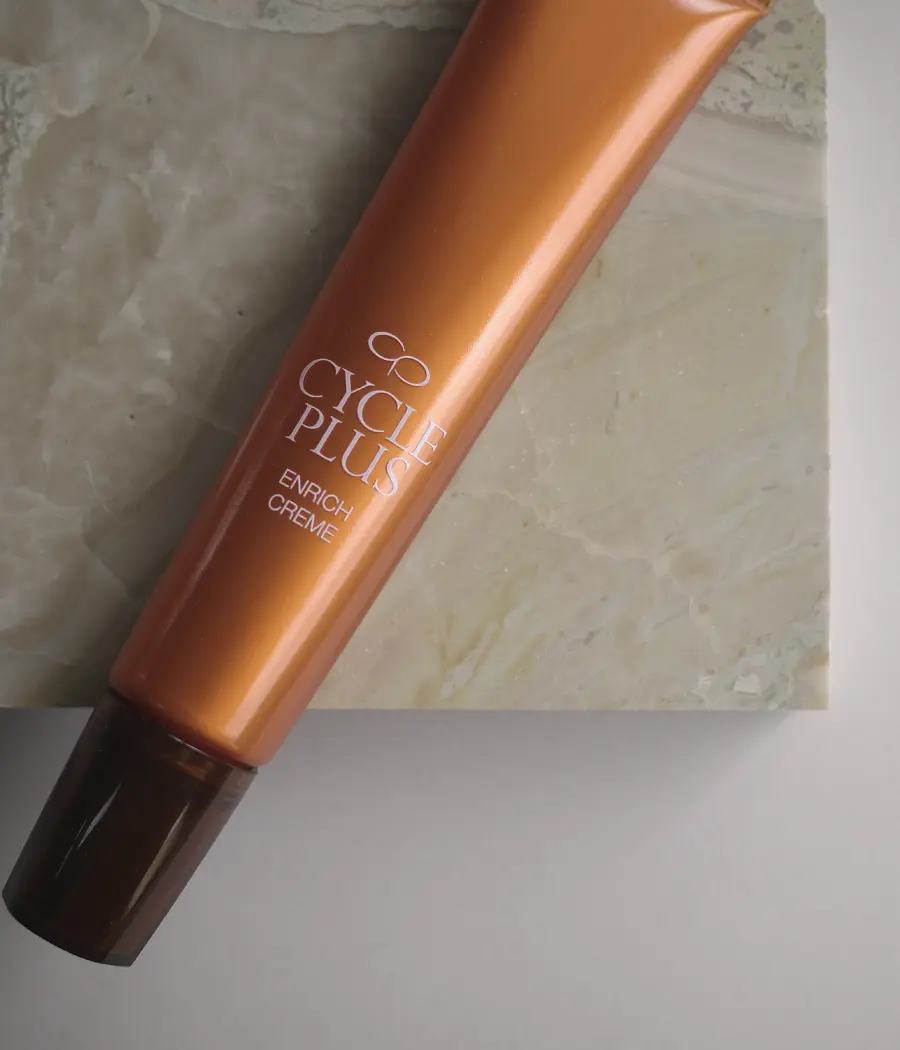 エンリッチ クリーム 〈クリーム〉 | リッチな潤いで、(弾むような