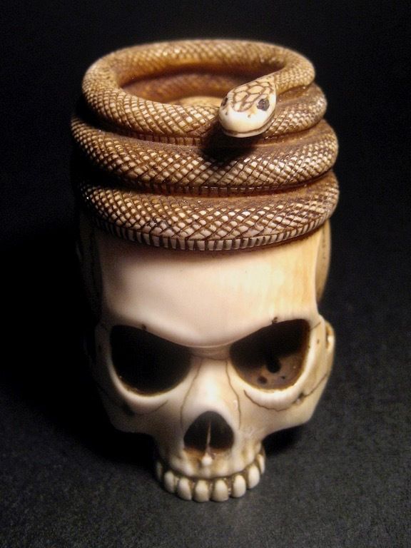 明治牙彫置物「野晒しに蛇」