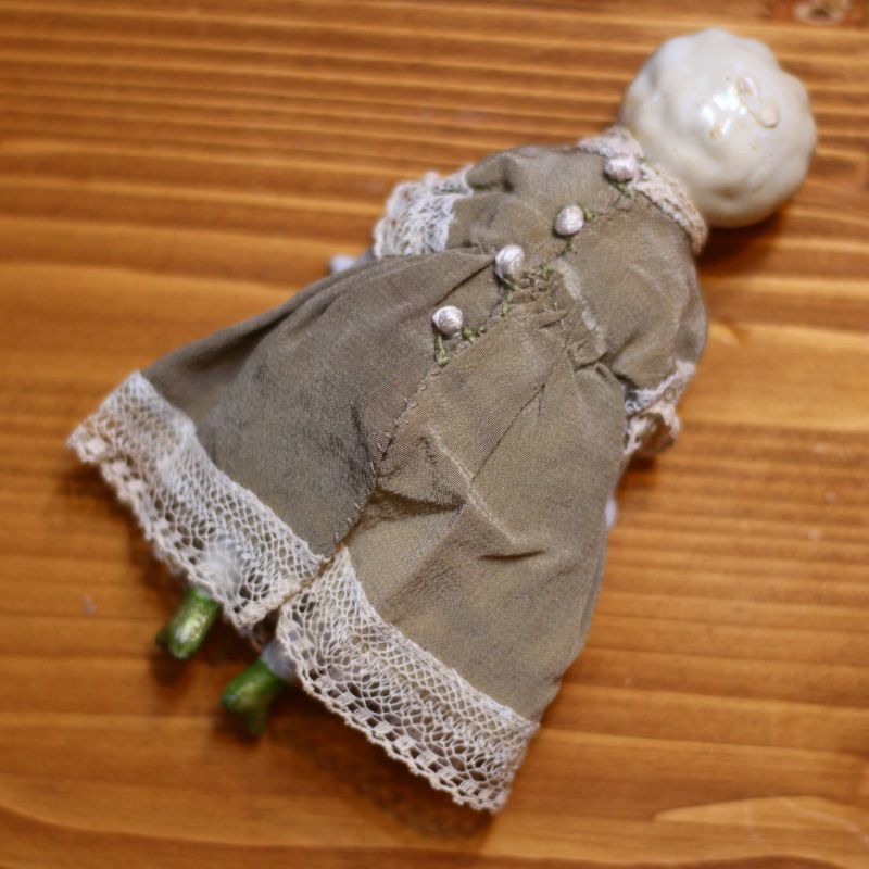 ロシア作家によるドレスを身につけたチャイナヘッドドール/Chinahead