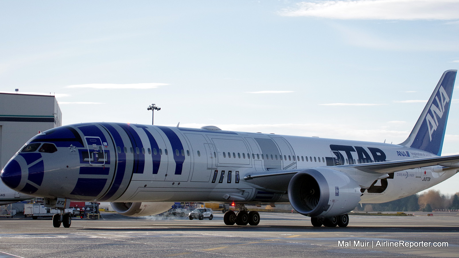 ANA's R2-D2 Star Wars 787 Dreamliner – An Astromech Visits Seattle