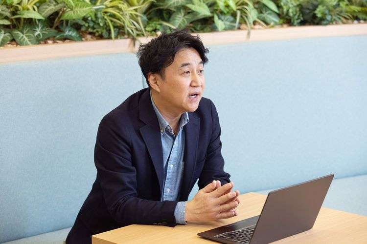 東進のカリスマ英語講師に聞く 教育のオンライン化で大切なPC選び