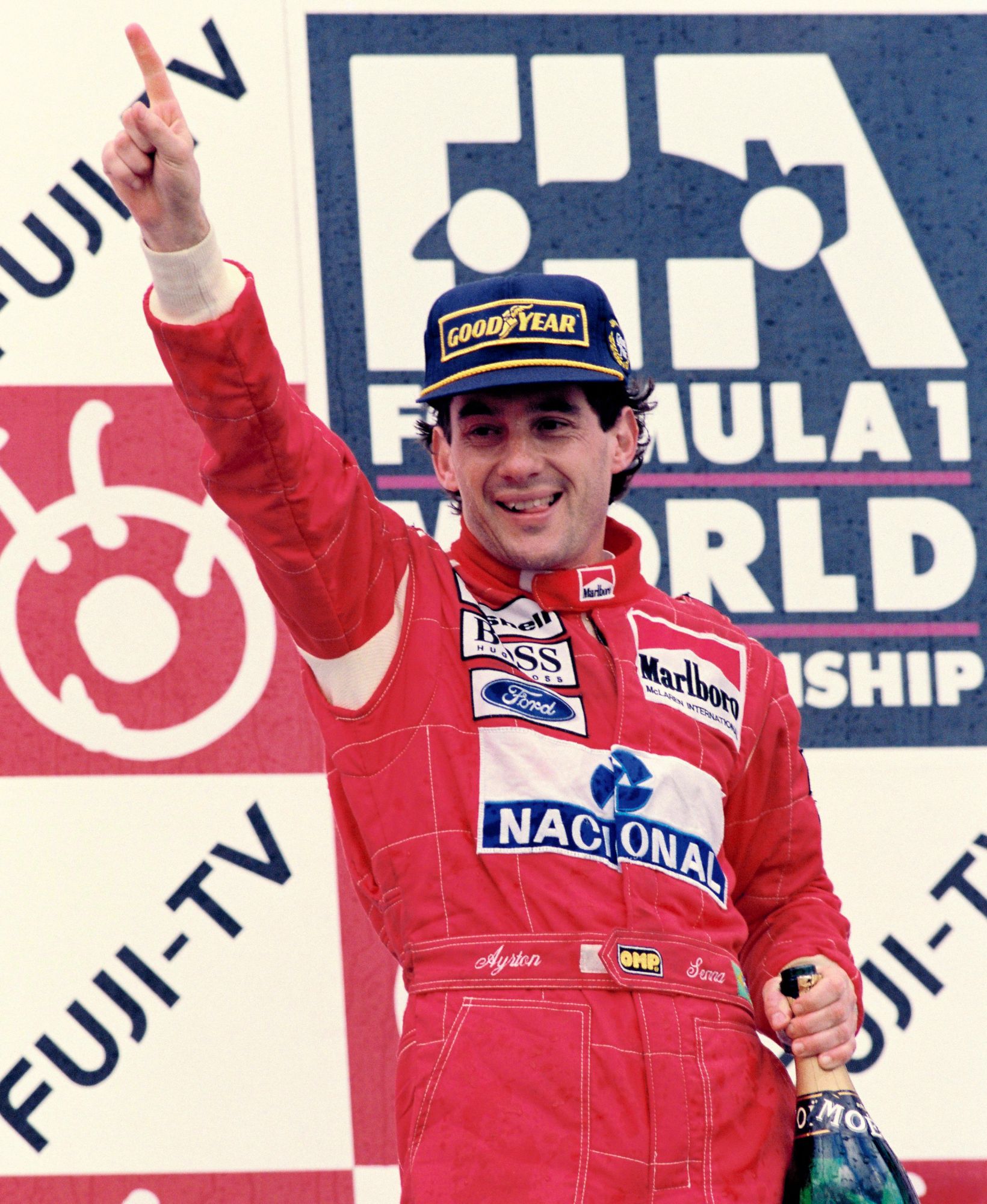 1991年、日本GPで2年連続3度目の年間優勝を決め、ブラジル国旗