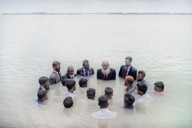 劇的、計算された非日常 第86回国際写真サロン：朝日新聞