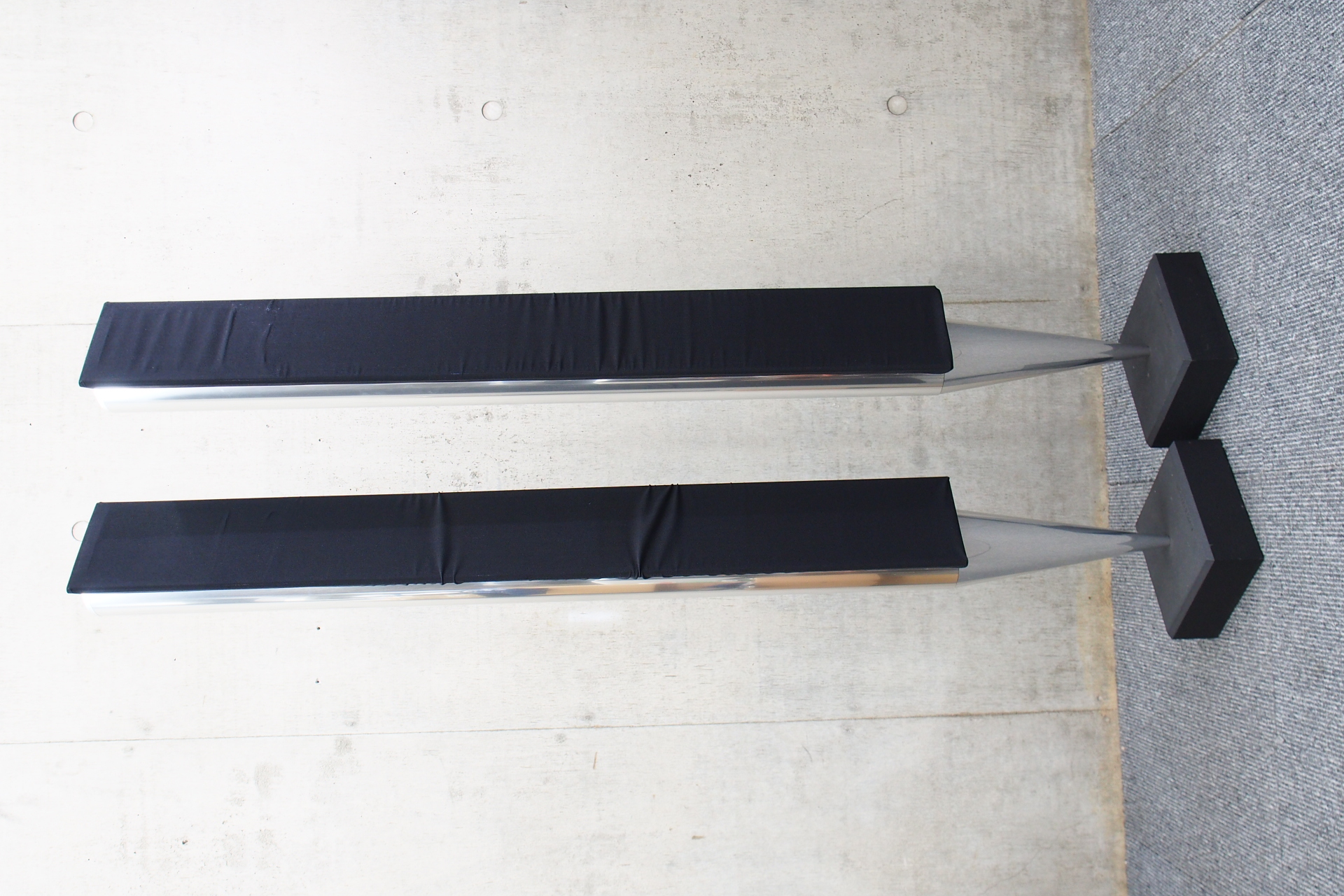 Bang & Olufsen BeoLab 8000スピーカー用の木製カバ