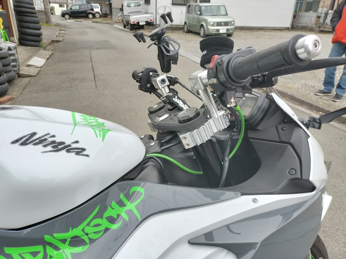 ZX6Rへアップハンドルフルキットを施工いたしました| AxxL