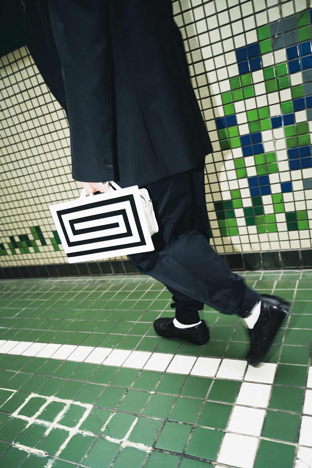 KAGARI YUSUKE - 【お取り寄せ可能】レリーフトート [迷宮ホワイト