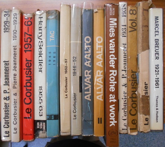 日本建築史基礎資料集成やル・コルビュジエ全作品集など建築書を出張に