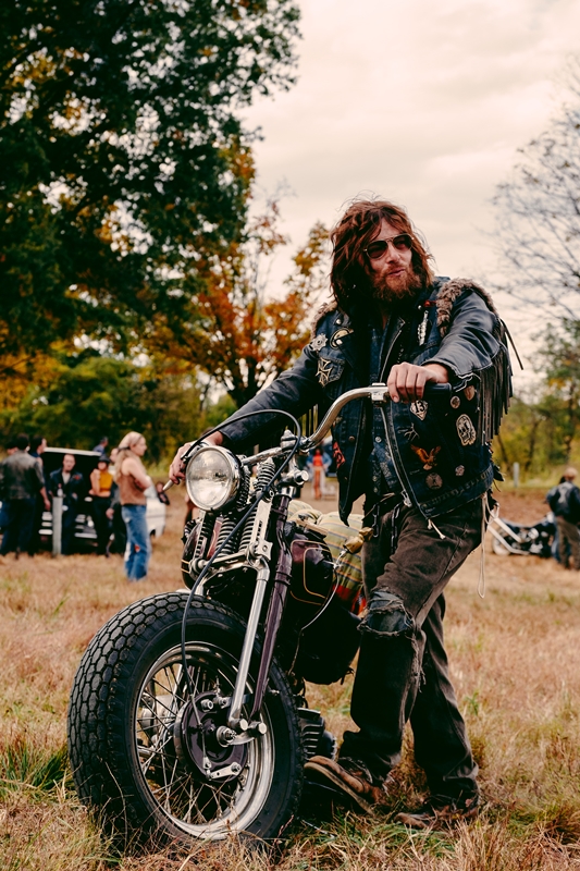 単車ガチ勢」な人気イケメン俳優の“汚変身”ぶりに驚愕！伝説のバイカー