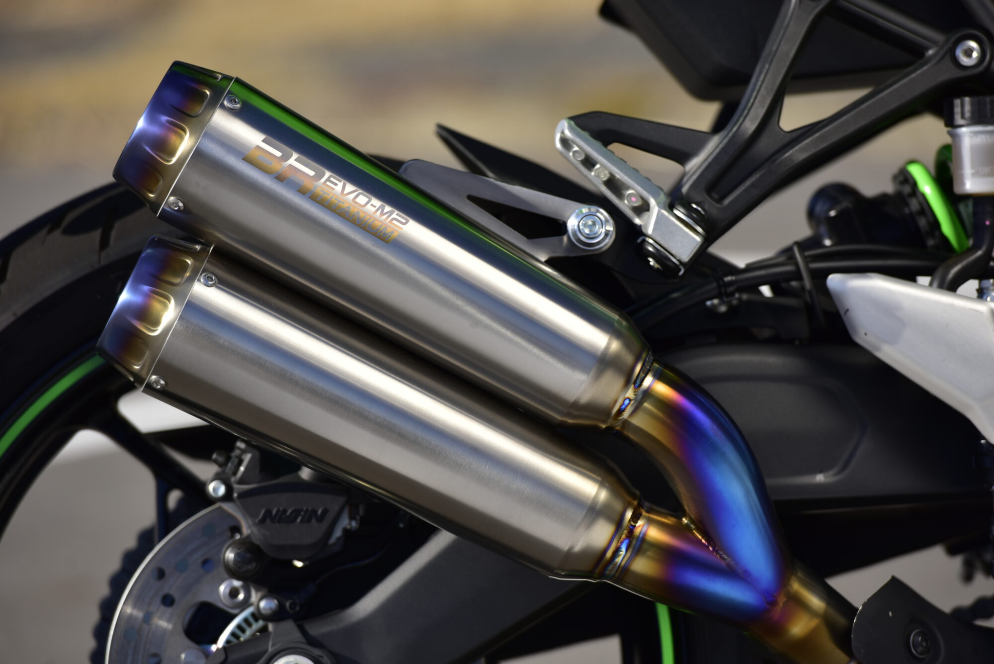 BR EVO M2 TITANIUM：ZX-4RR / ZX-4R SE：2023〜：政府認証 ｜ BEAMS