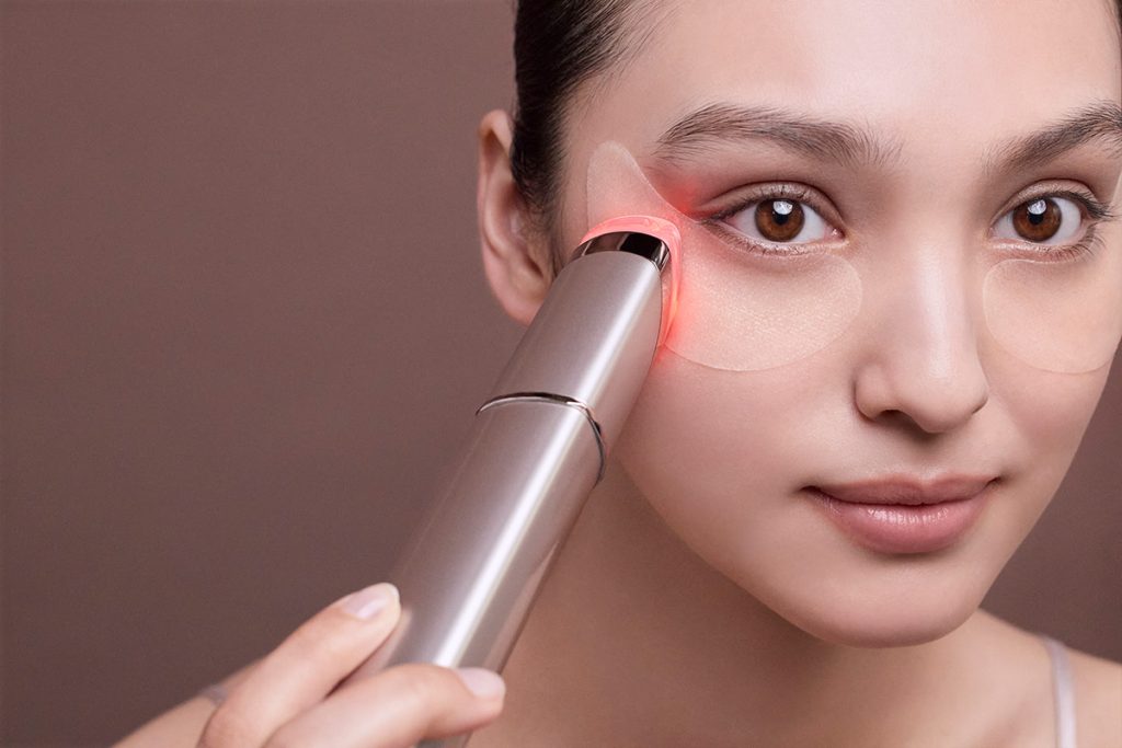 アクシージアの目もと特化美顔器「メイト フォーアイズ」が進化 RF搭載
