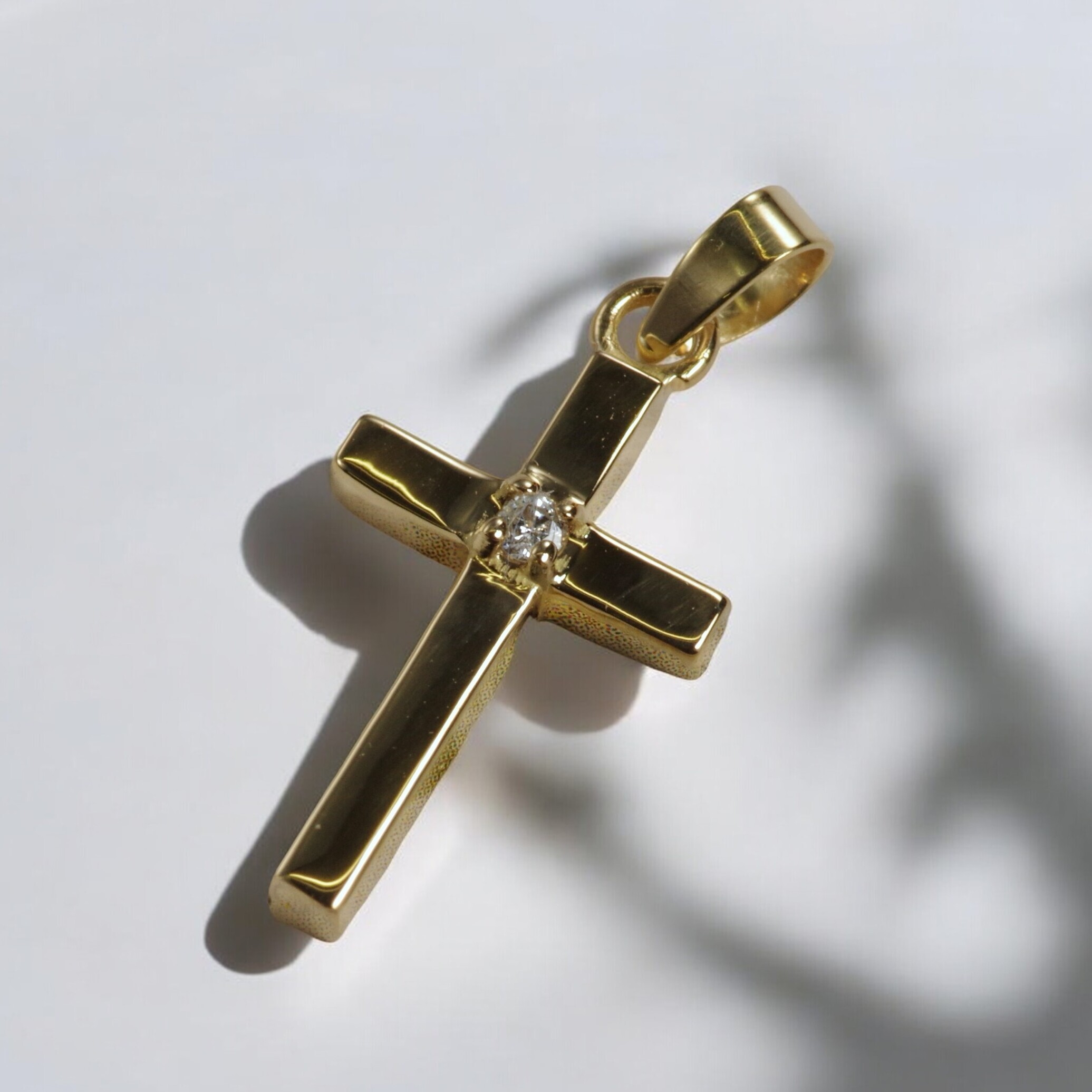 K18ダイヤ入りクロスペンダント｜ユニセックス対応ジュエリー | ベル宝飾