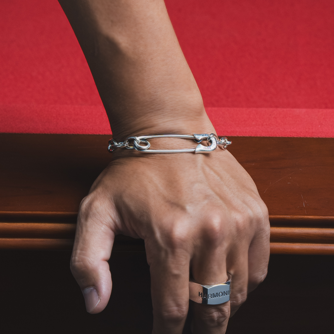 OFF THE WALL NEVER HURT YOU SAFETY PIN BRACELET / XB-039 – BLESS