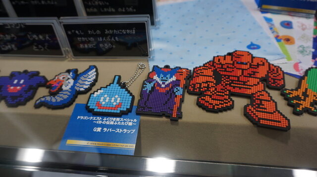 メタリックブルーに輝く「ロトの兜」がクール！「ドラクエ ふくびき所