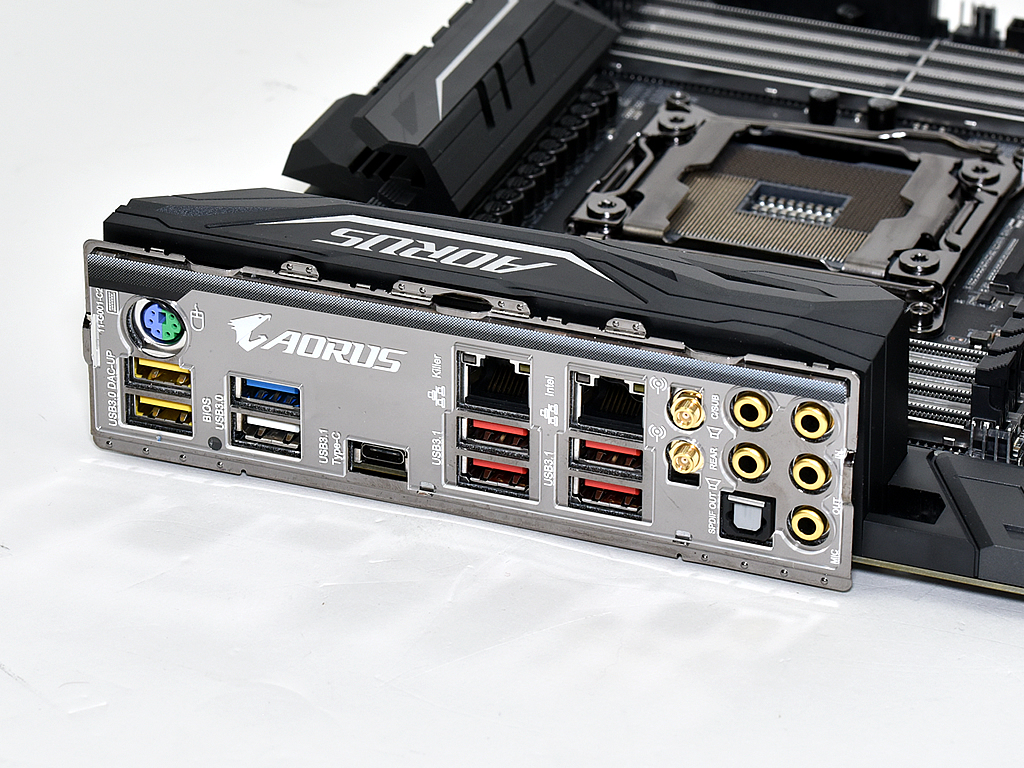 最強性能を極上イルミネーションで魅せる。贅沢極まるX299マザー