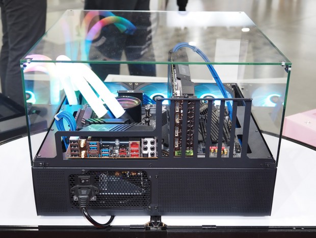 COMPUTEX：XIGMATEKの試作品はベンチ台と魅せるPCのちょうど中間