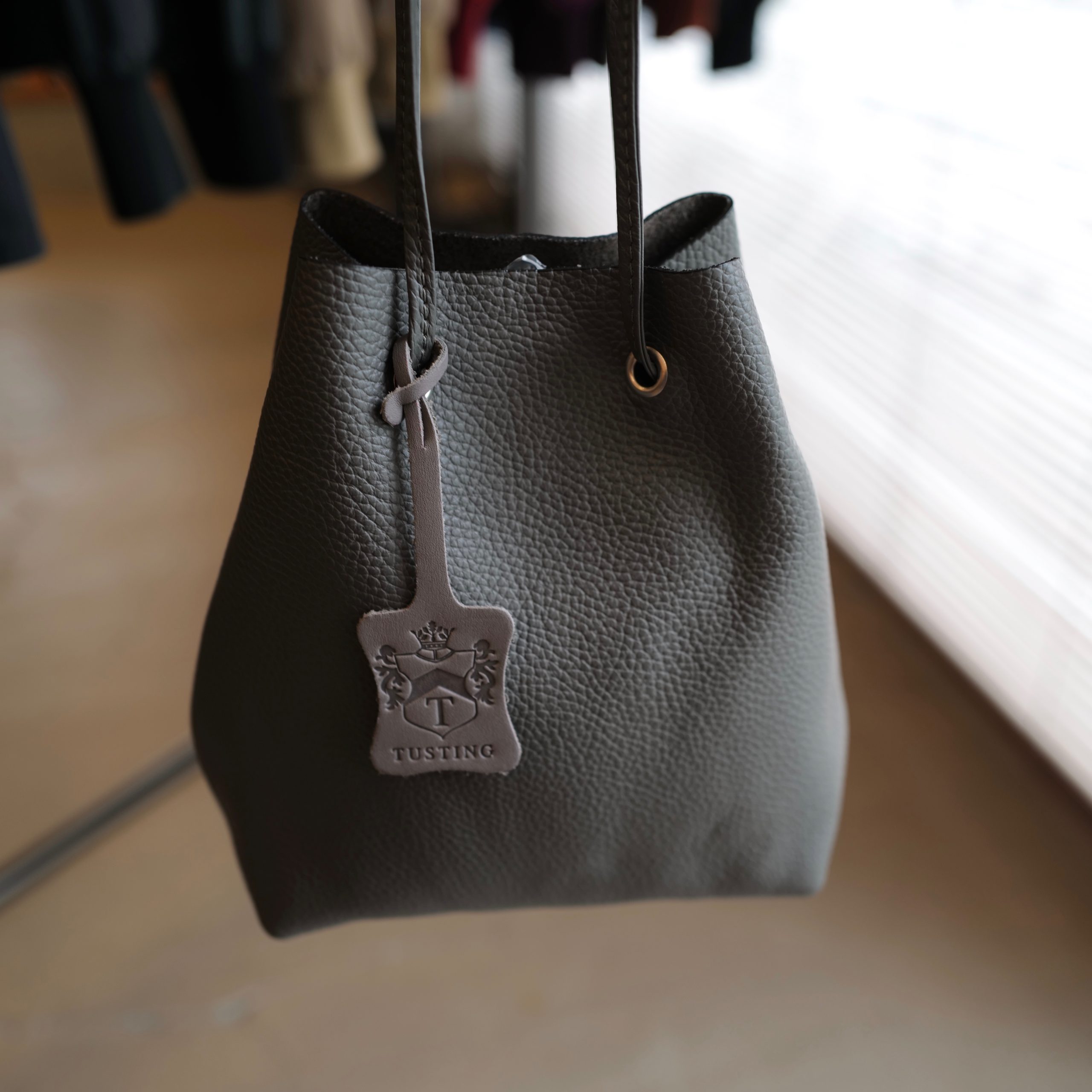 1875年創業の英国レザーブランド【TUSTING/タスティング】から気楽に