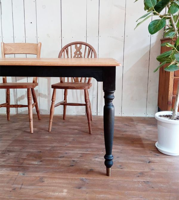 真鍮金具のついたおしゃれなダイニングテーブルW1500@大阪東京名古屋