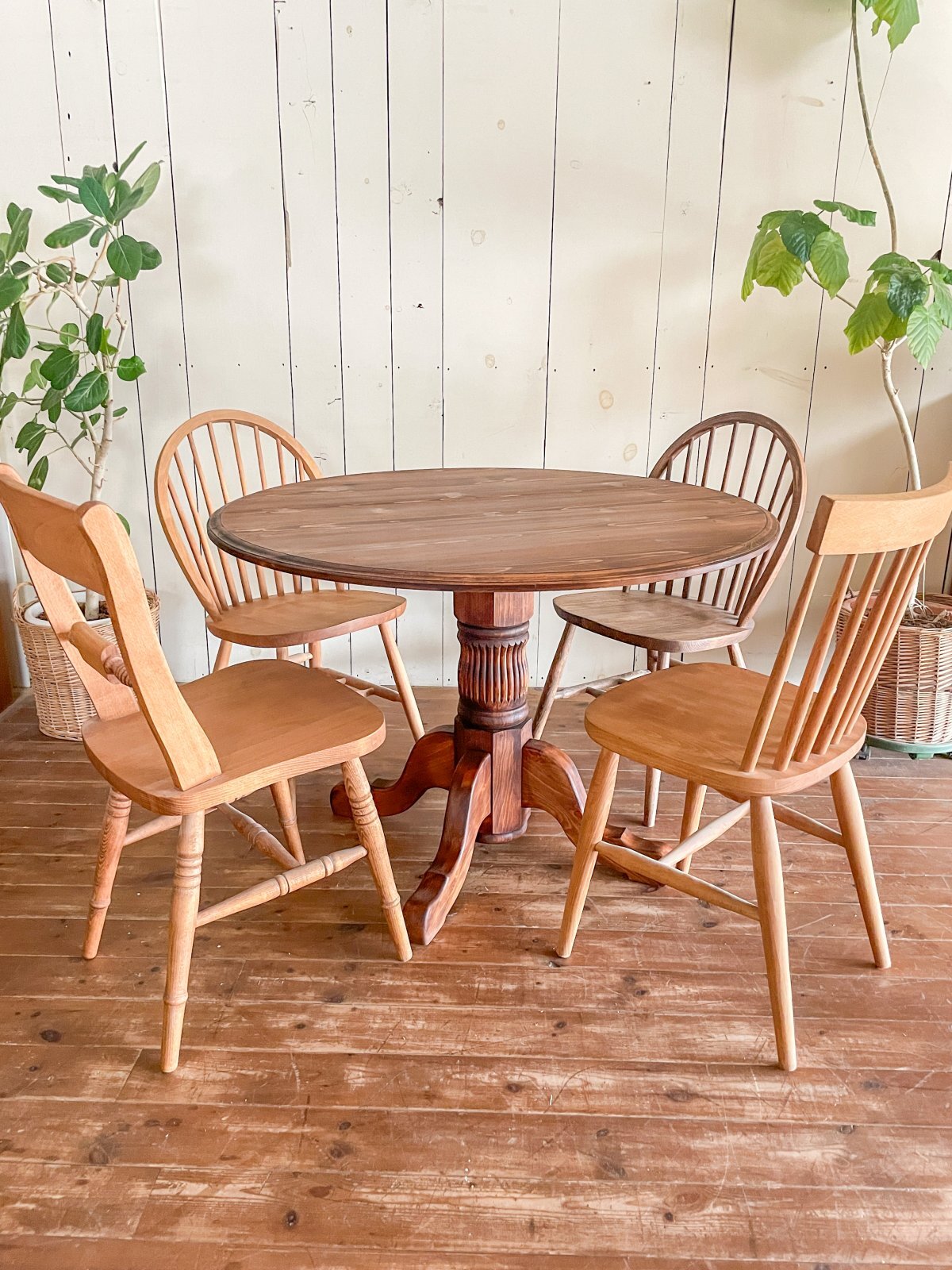 輸入住宅向けパイン材ラウンドテーブル1100mm、店舗向けアンティーク調