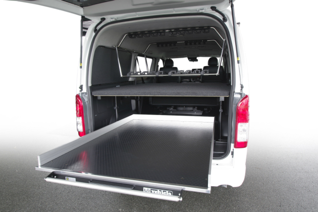 ユーアイビークルスライドフロアを200系ハイエースに装着｜トランポ