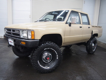 ハイラックスダブルキャブ！！ディーゼル！サンドベージュに全塗装しま