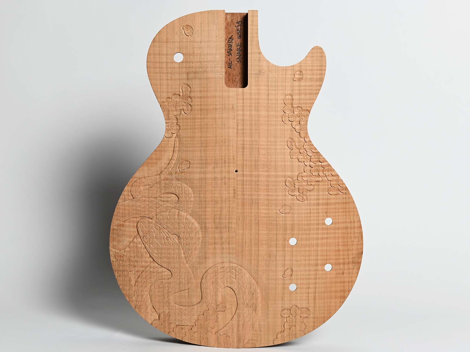 Momoseからオールトチボディ”MA”登場！注目の桜ギター&RED COLLECTION