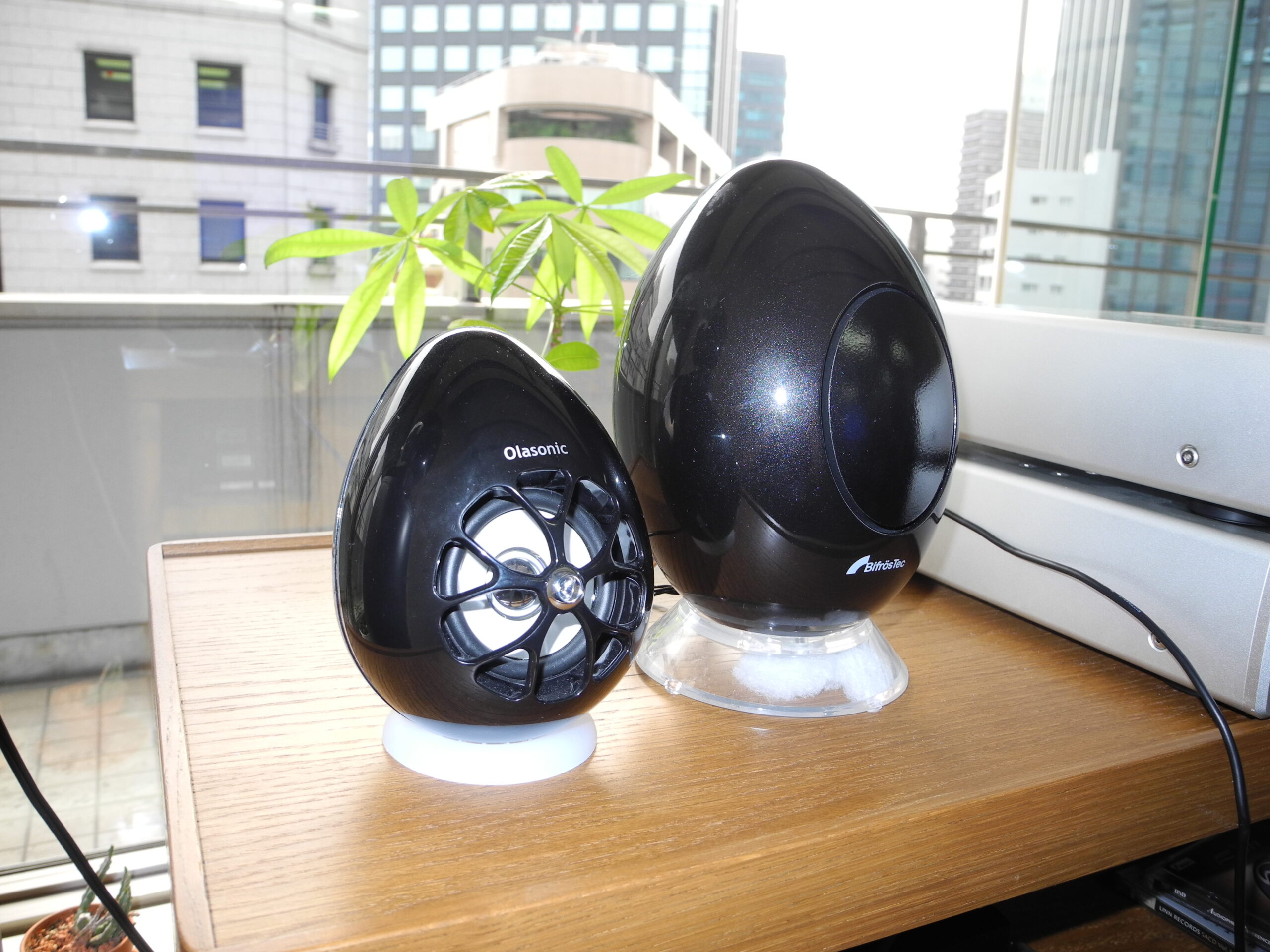 ふんわり浮かぶ音場を作り出す不思議なタマゴ型スピーカー | DTM